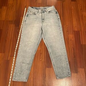 American Eagle Light Wash Jeans Size 4 SHORT! In great condition!